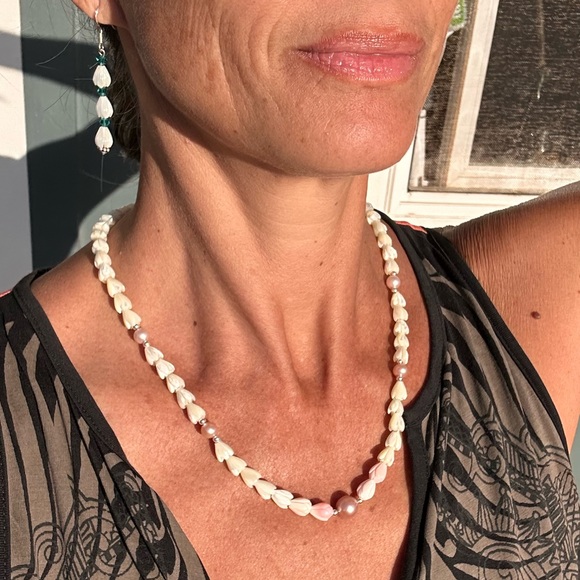 Mother of Pearl Queen Conch Pīkake & Edison Pearl Necklace Handmade - Picture 9 of 10